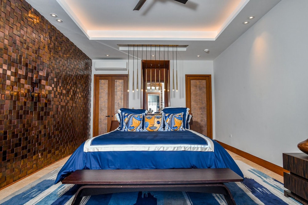 Oceans 8 Villa 6BR