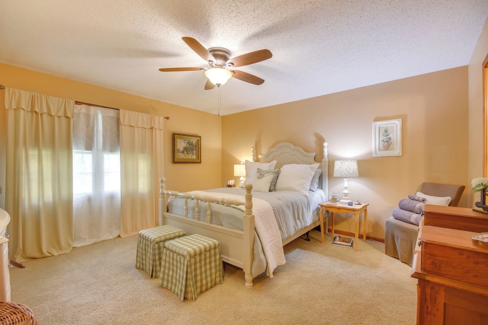 3 Mi to Dtwn Jefferson City: Family Home w/ Deck