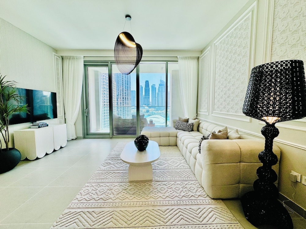 Venduras - Luxe 4BR Opera & Burj Views