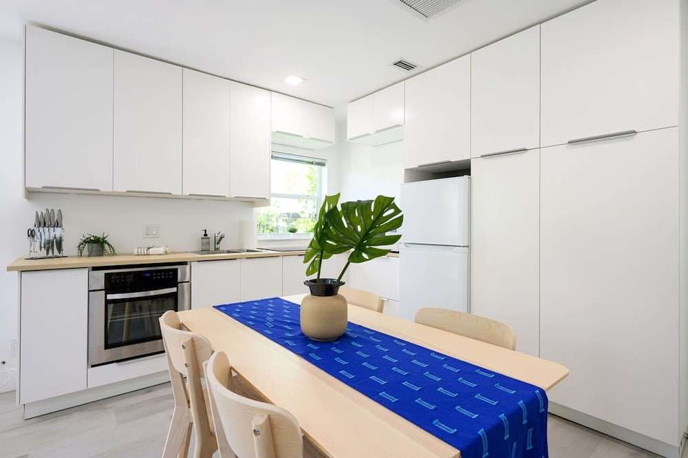 Bright Comfortable Apt in Victoria Park