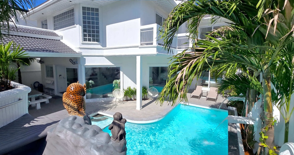 LUMALAND Luxury Pool Villa Pattaya Walking Street