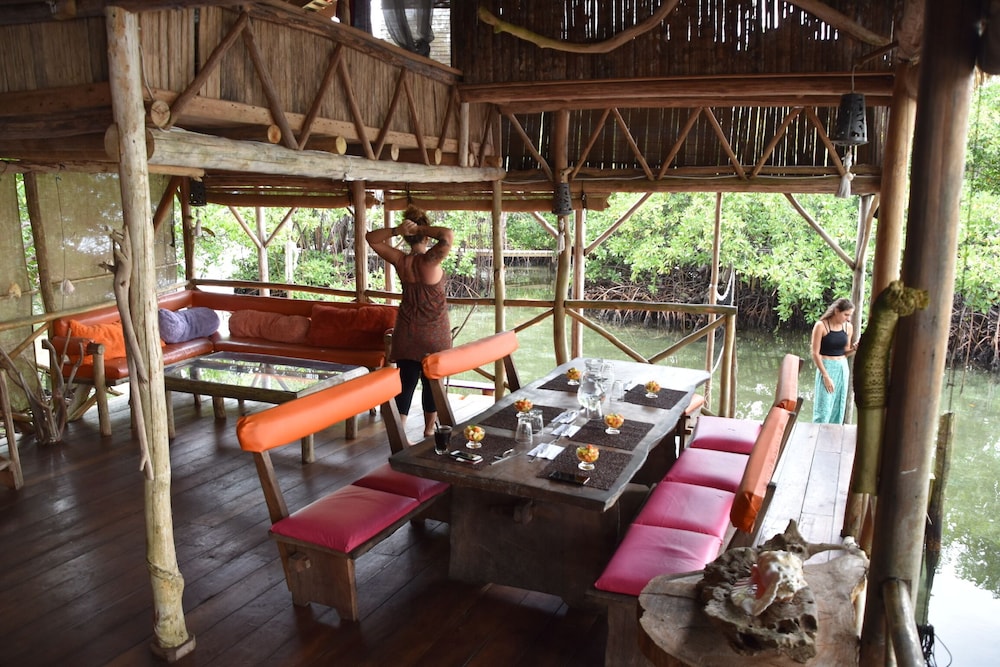 Urraca Monkey Island Eco Resort