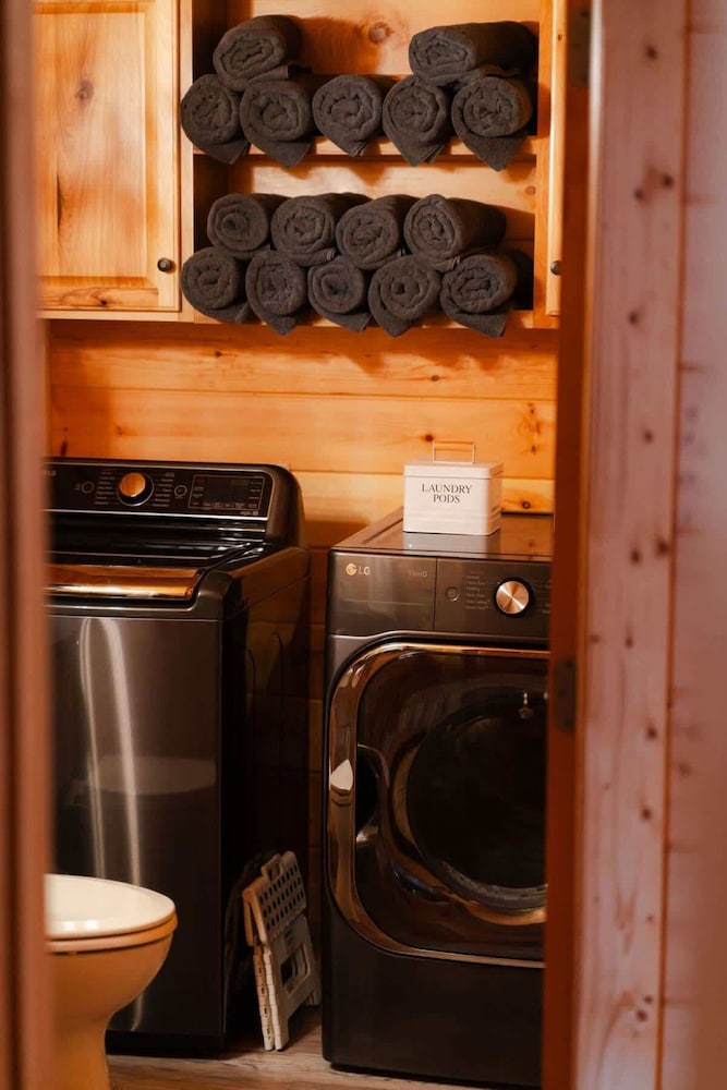 Sleeps 16! Luxury Cabin With Game Room & Hot Tub