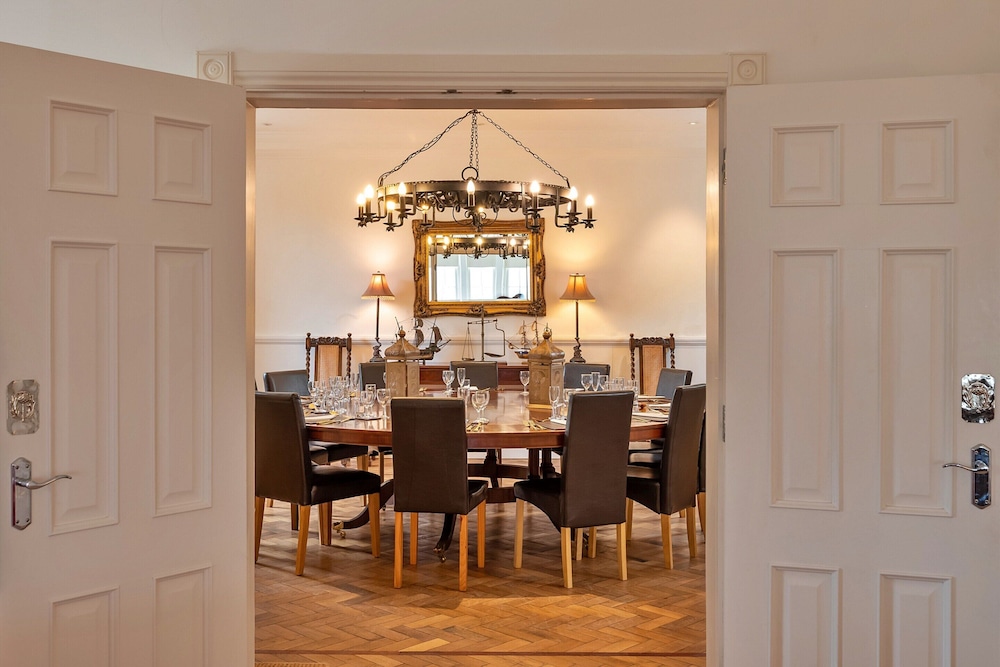 Self-catering Retreat With Pool, hot tub