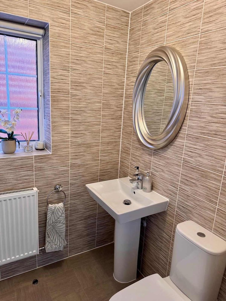 Luxurious Majestic 4 Bedroom- Free Parking