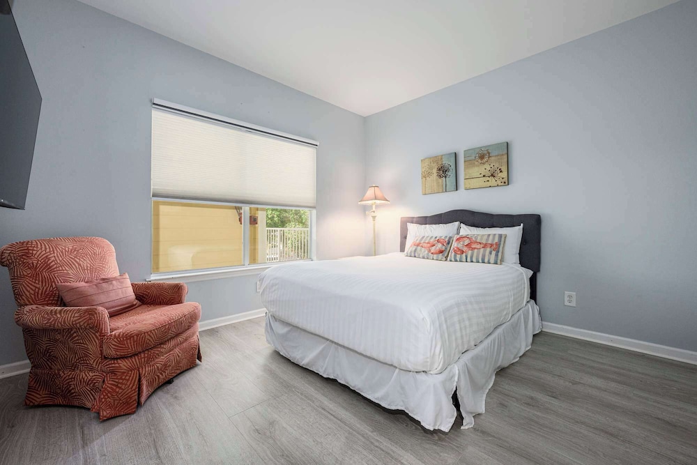 Sunshine & Whiskey Condo for 6 With Resort Amenities Near Grand Boulevard