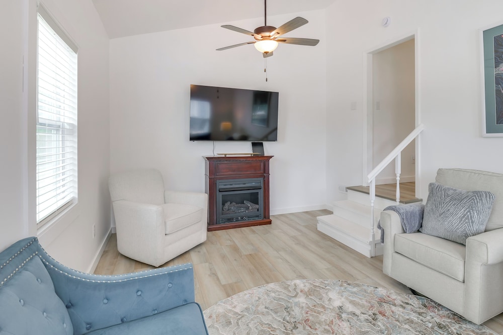 Group Getaway: Lakefront Retreat in Fayetteville!