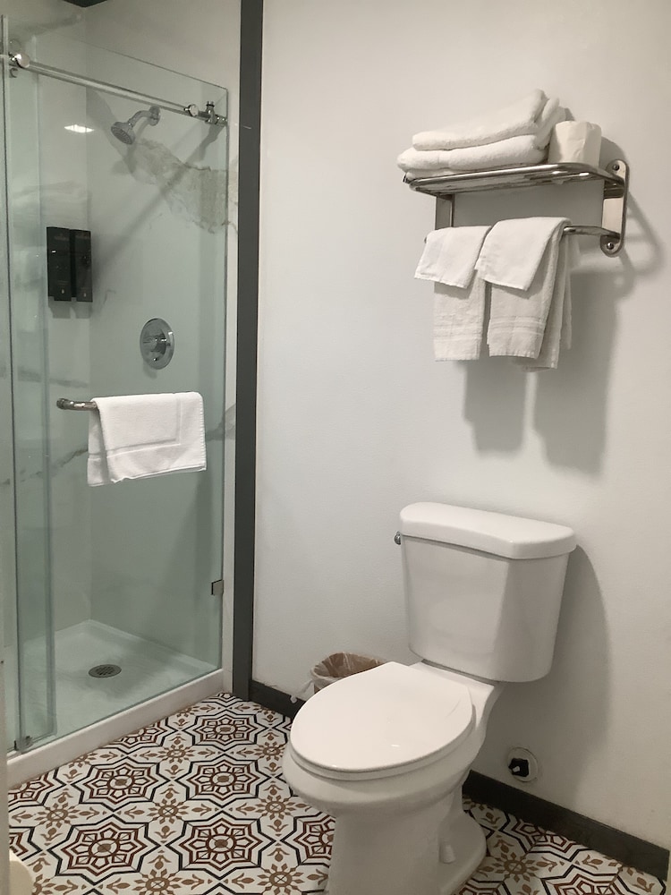 Super 8 by Wyndham Oceanside Downtown
