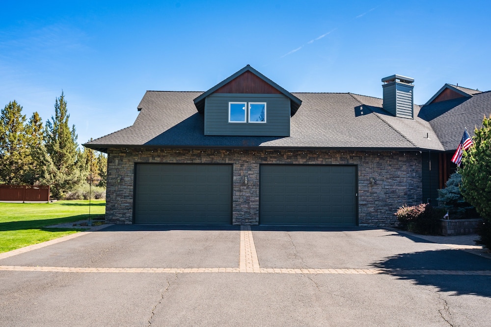 Family-Friendly Dara Oaks Home with Private Hot Tub and BBQ on the Deck by RedAwning
