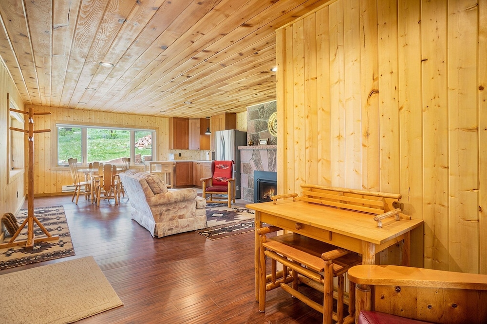 Frontier Mountain Retreat - Monthly Long-term Vacation Rental 30 Days Minimum -- Estes Park 1 Bedroom Apts by RedAwning - Property Image 11