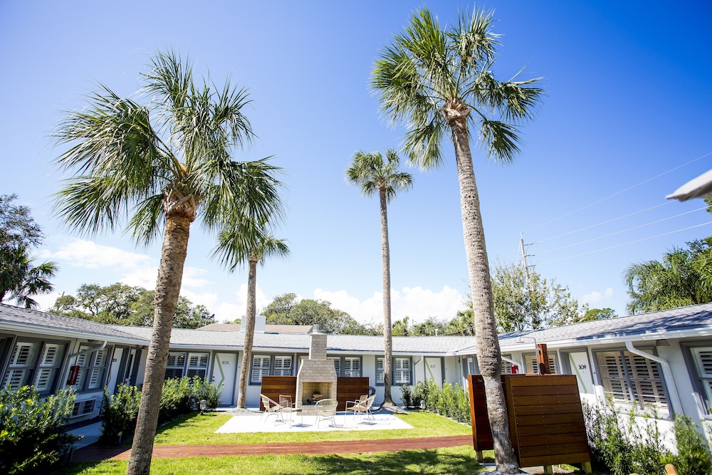 Jacksonville Vacations - The Hotel Palms - Property Image 1