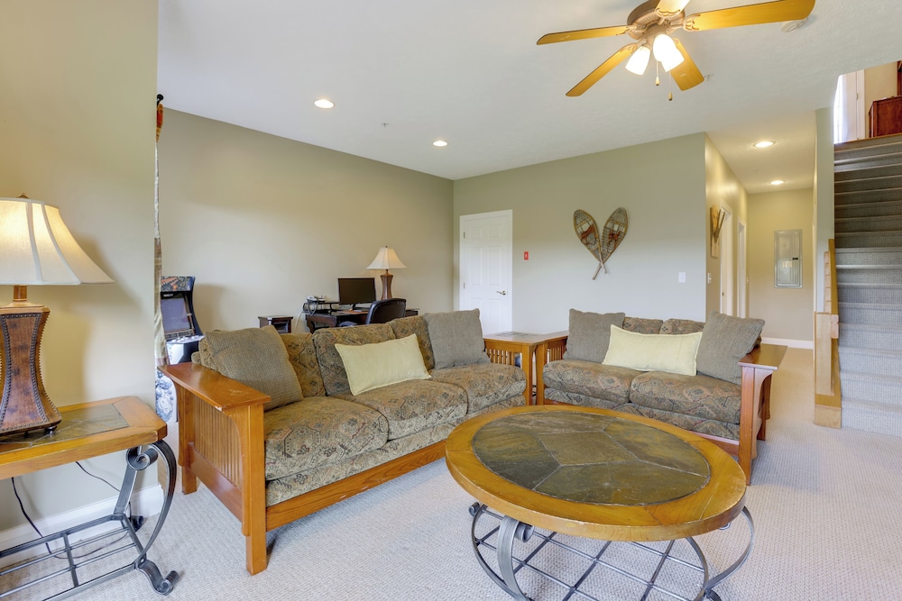 < Half-mi to Lake: Townhome w/ Hot Tub in Mchenry!