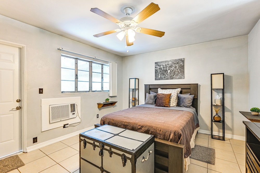 Outdoor Entertainment Area: Clearwater Condo!