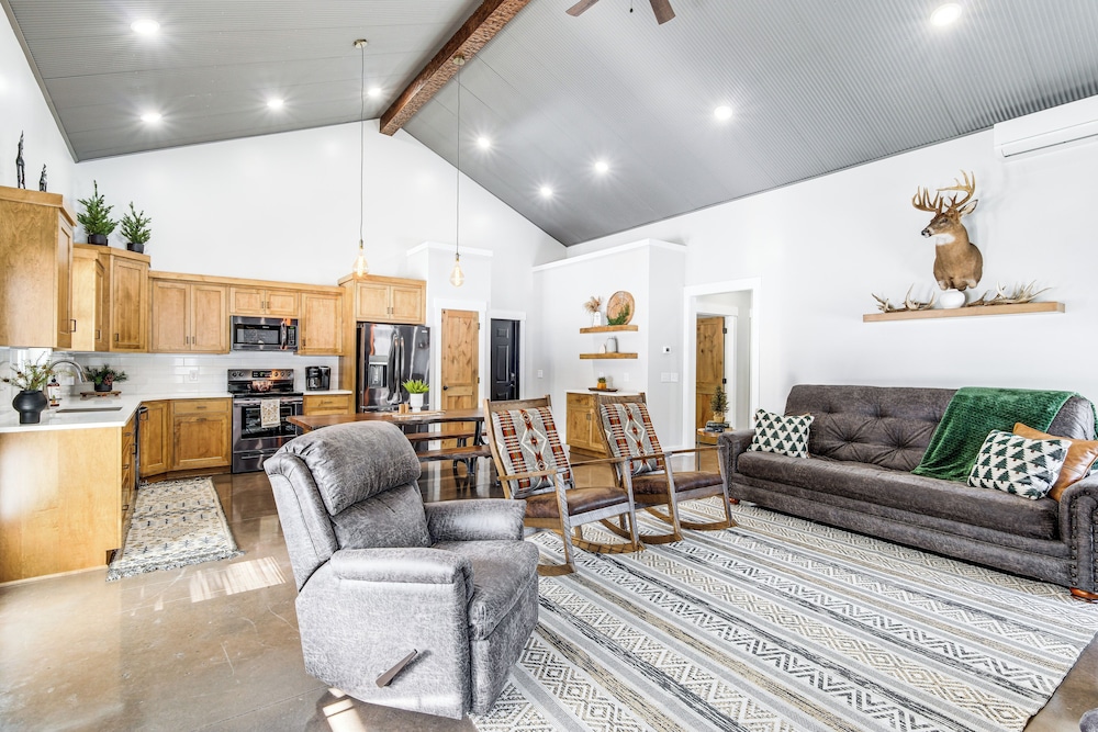 Family Retreat w/ Fire Pit & Yard in Mineral City