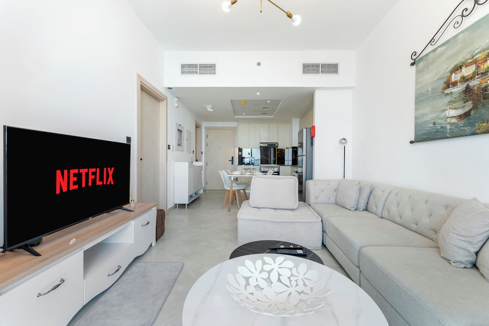 Modern 1BR with Pool and Gym Al Jaddaf
