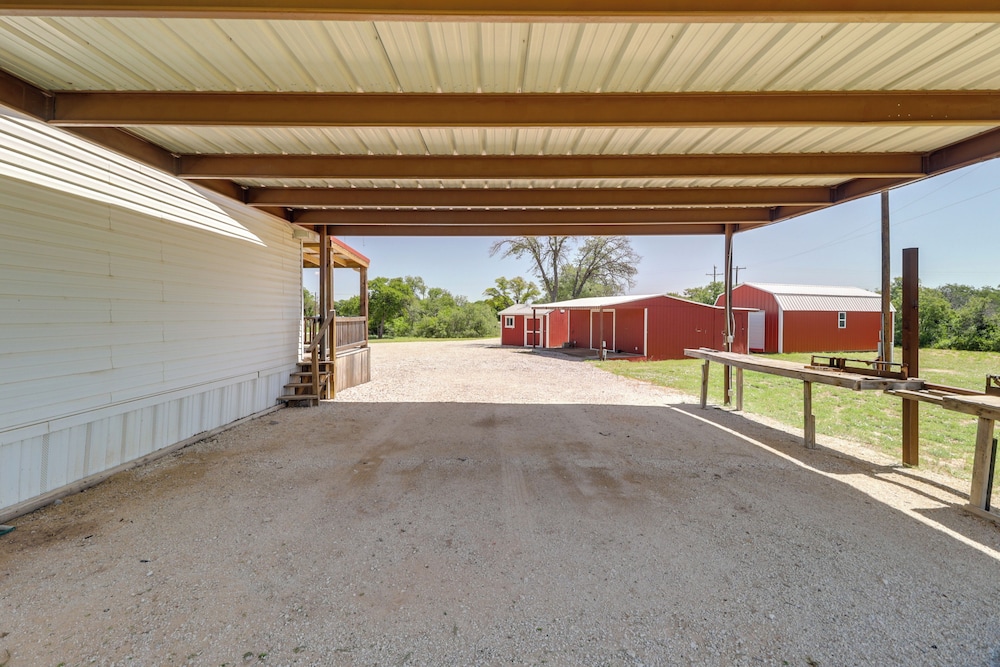 Hunt, Fish, Unwind: Countryside Escape in Texas!