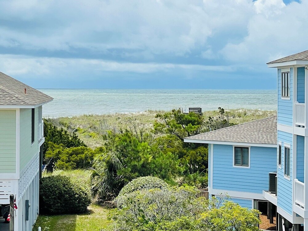 Fore Shore West- 4 Bedroom Home by RedAwning