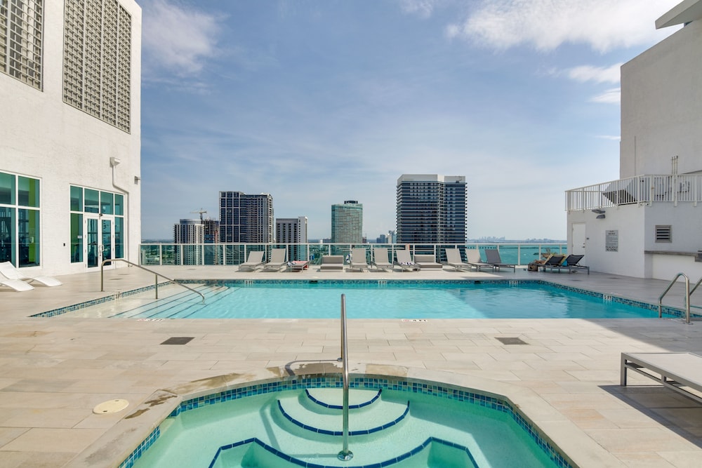 Luxe Downtown Miami Apt: Balcony, Pools, City View