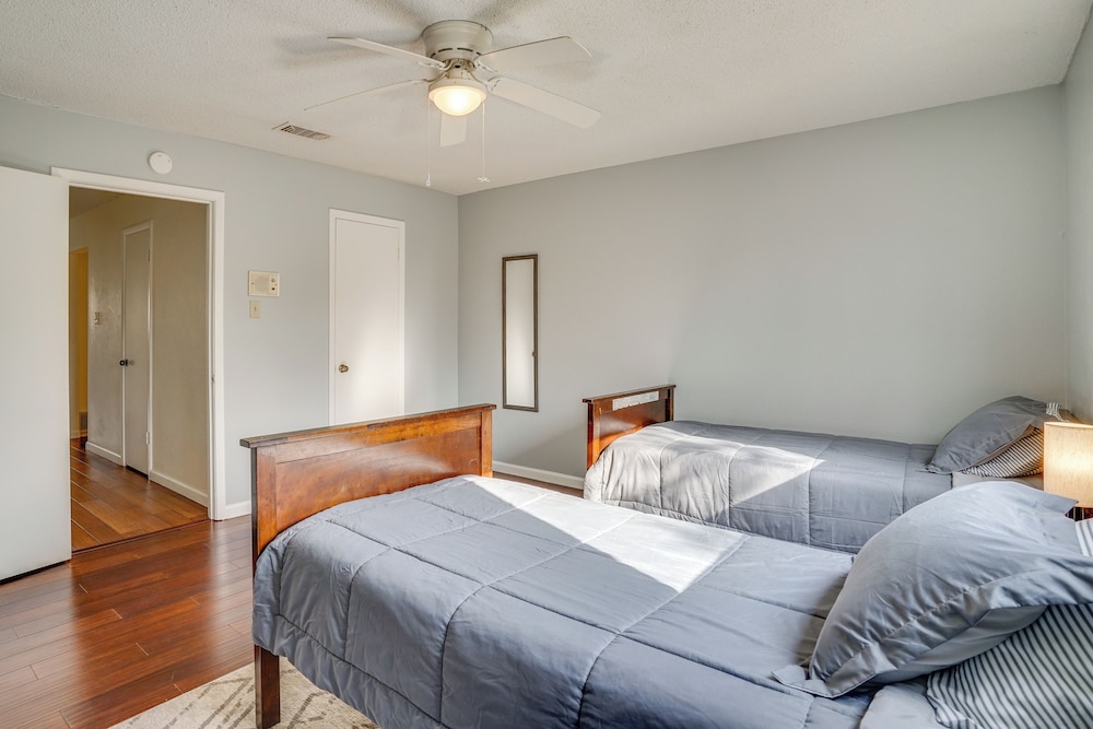 3 Mi to Lake Arlington: Texas Family Home