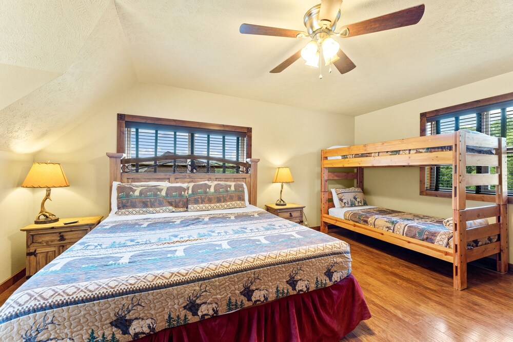 Timeless Memories Lodge 6 Bedroom Cabin by RedAwning
