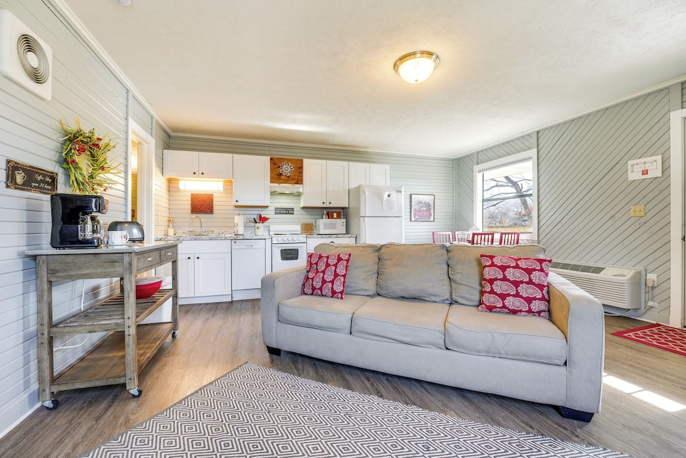 Lake Views & On-site Hiking: Cape Fair Cottage