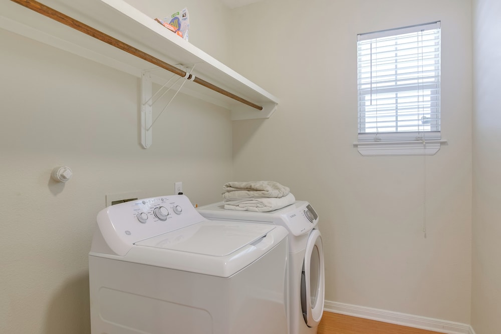 1/2 Mi to Galveston Beach Seawall: Retreat w/ Pool