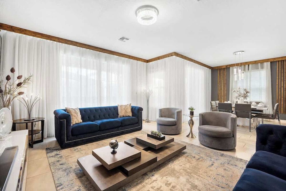 Sophisticated 6BR at Storey Lake