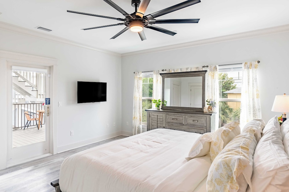 Modern 5bdr w/ Private Pool, 2 min Walk to the Beach! Montoute by Avantstay