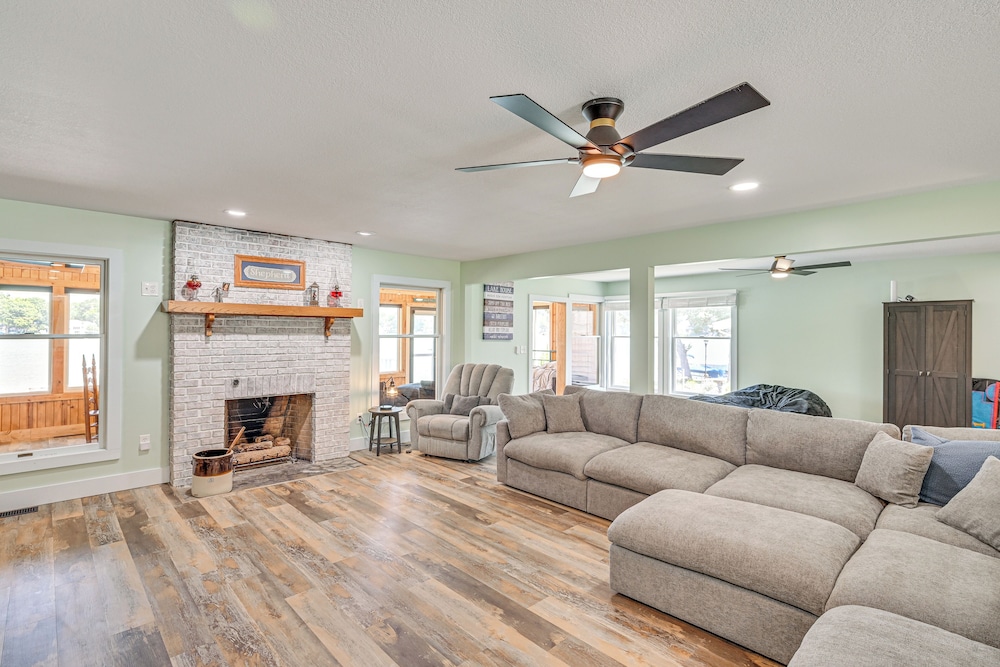 Private Indoor Hot Tub: Fish & Boat on Sylvan Lake