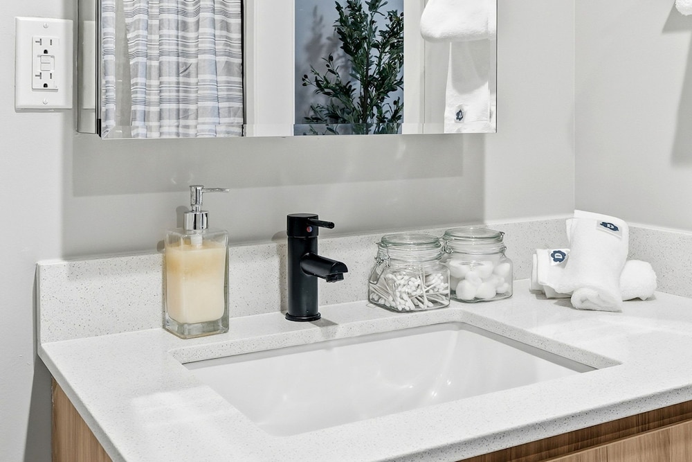 Comfy Condo - Gym Free Parking Modern Amenities