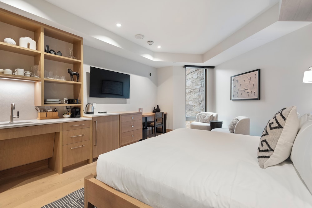 Snowmass Lux Getaway by Snowmass Vacations