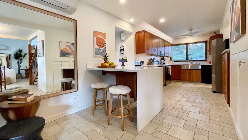 Sophisticated Oceanfront Retreat - Air-conditioned - Walk to Beach - Vrkcv