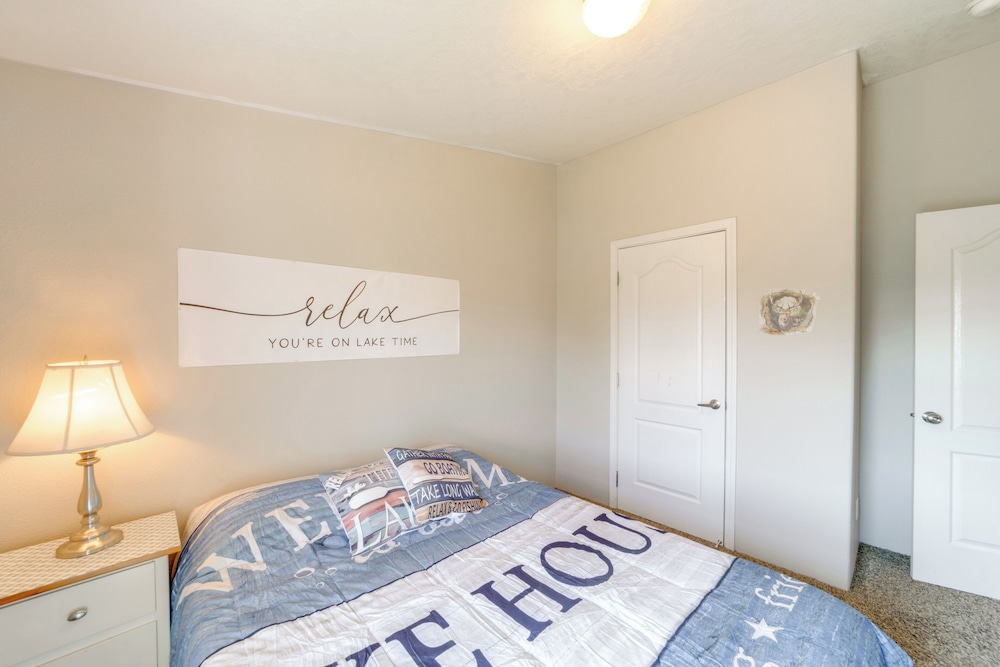 1 Mi to Lake: Getaway w/ Patio in Coulee City!