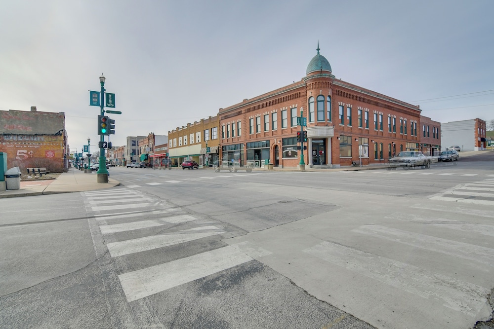 Dtwn Loft in the Heart of Monett: Pets Welcome!