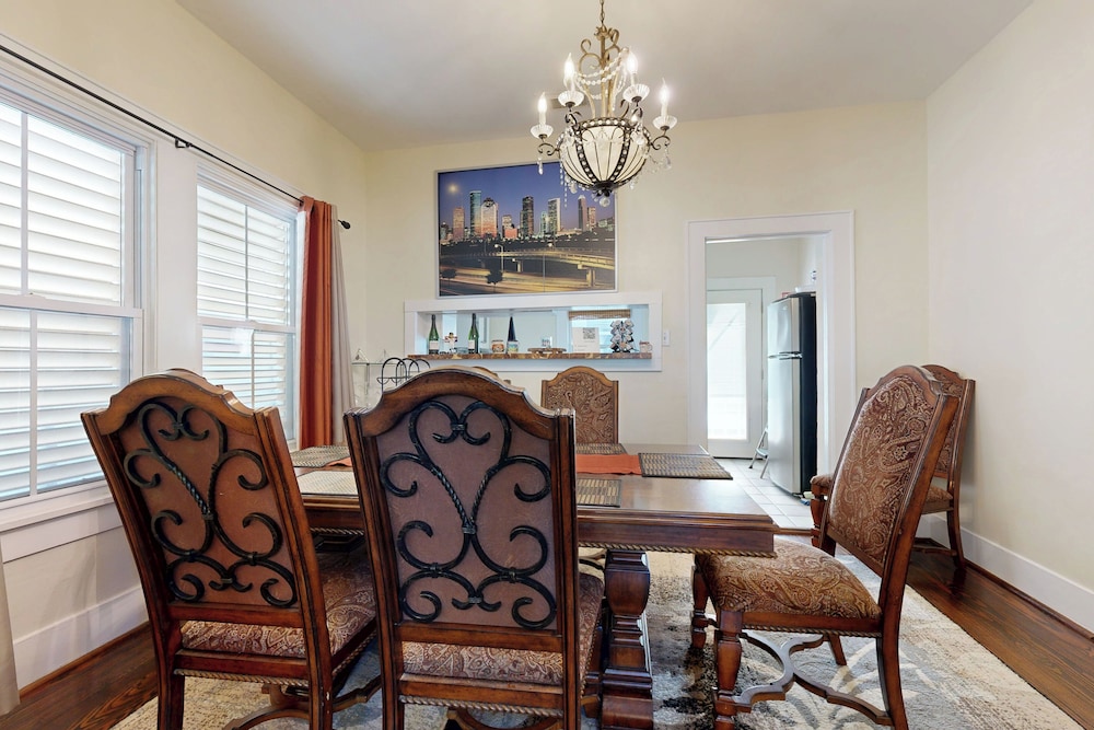 2-story Galveston Getaway w/ Balcony & Patio