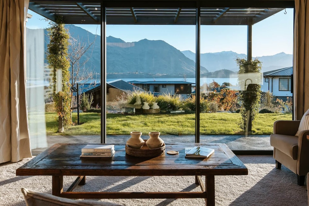 Te Moana - Lake Views - Sleeps 7