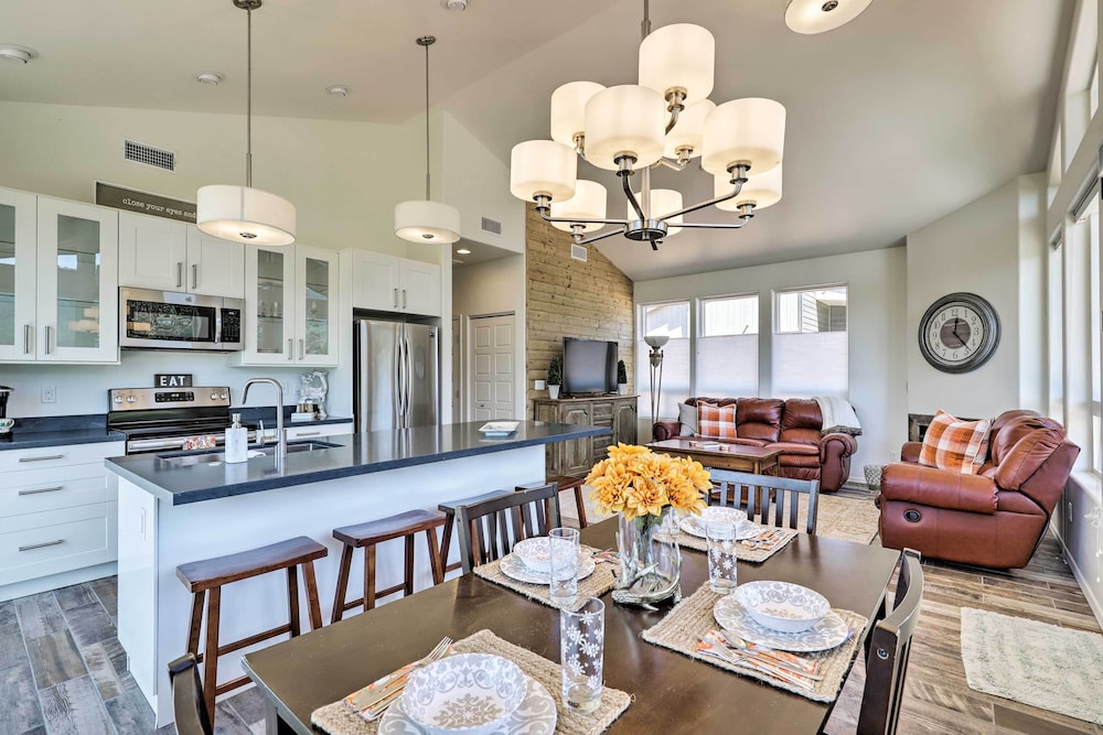 Payson Vacations - Lavish Pine Cabin w/ Hot Tub, Deck  Mountain View - Property Image 1