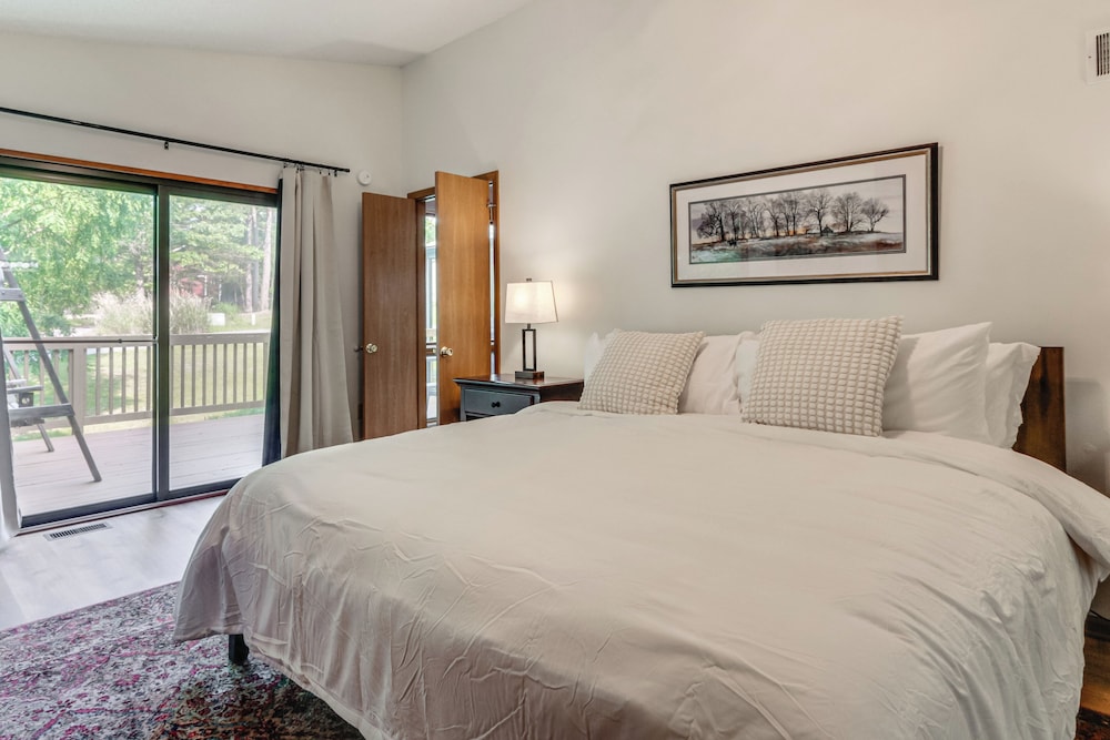 Pool Access: Peaceful Cabin in The Woods Resort!