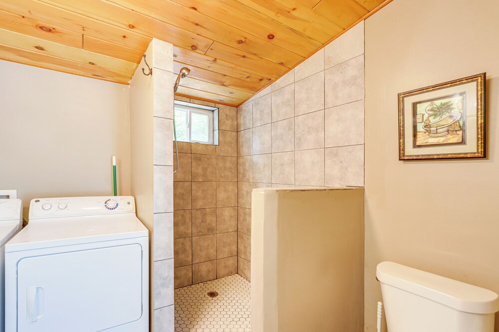 Cozy + Convenient Blairsville Cabin w/ Deck!