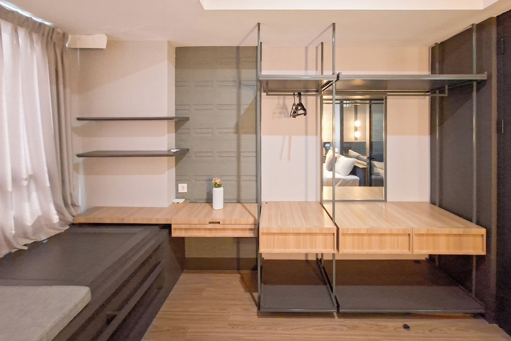 Well Furnished 1Br At Collins Boulevard Apartment
