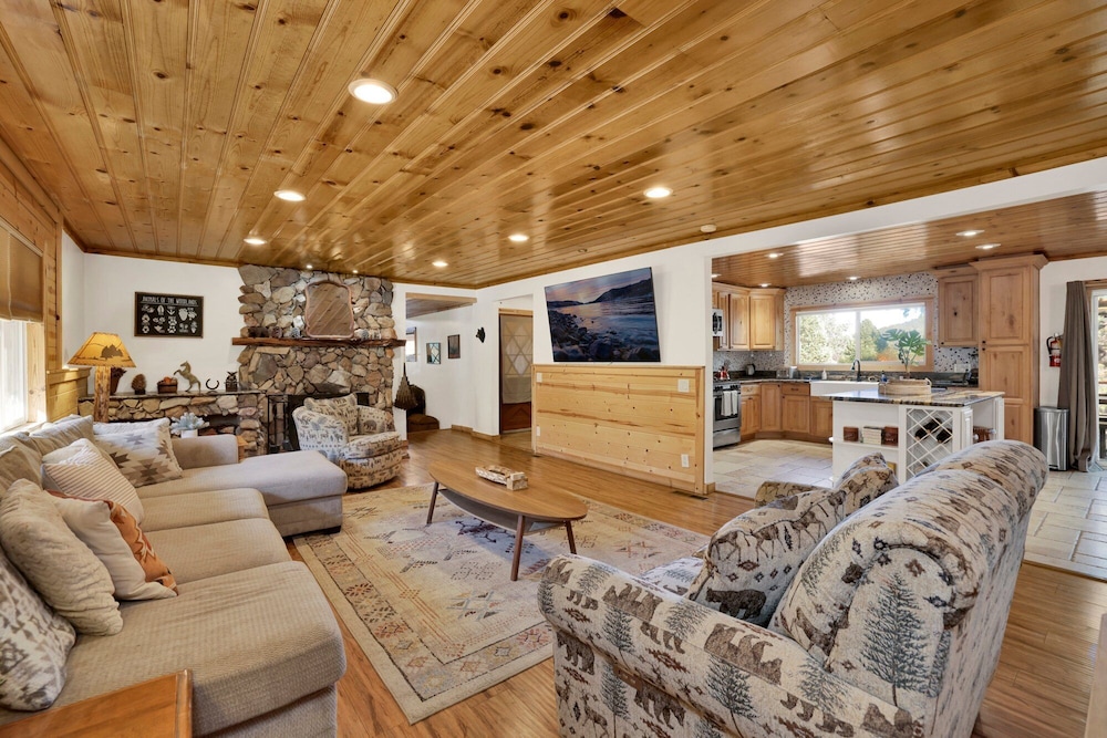 Entertainment Cabin #610