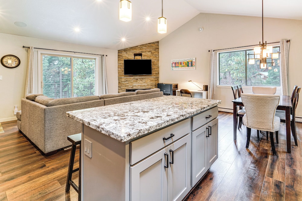 3 Mi to Diamond Peak: Mtn-view Home w/ Fireplace