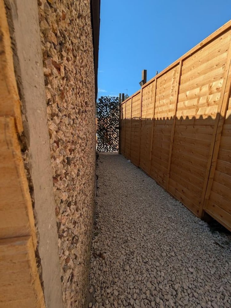 1-bed Retreat - Hot Tub, Private Garden & Bbq