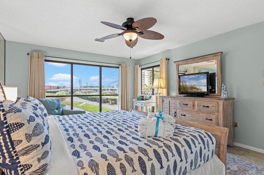 One More Round! 3BR 3BA Sleeps 10! 11 Pools! Golf Courses! Tennis Courts!