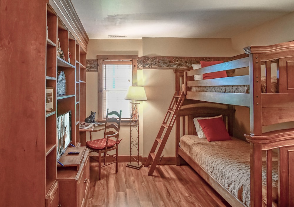Camp 4 # 11: 3 Bedrooms + Bonus Sleeping Den, 3.5 Baths: Slope Side