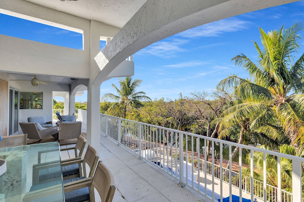 New Listing! Reel Joy Waterfront Luxe With Pool And Private Dock 4 Bedroom Home