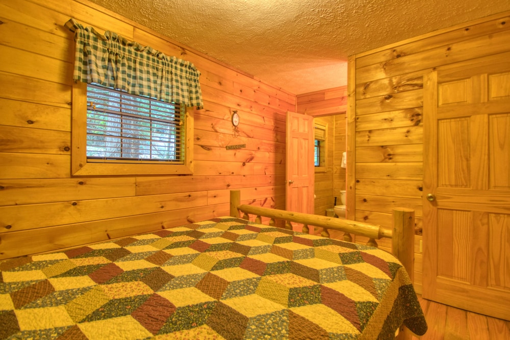 Secret Hideaway #195 by Aunt Bug's Cabin Rentals view 4