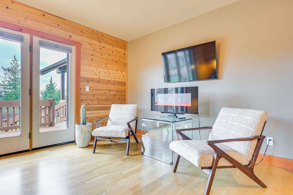 Gorgeous Home w/ Mt Rainier Views: 4 Mi to Poulsbo