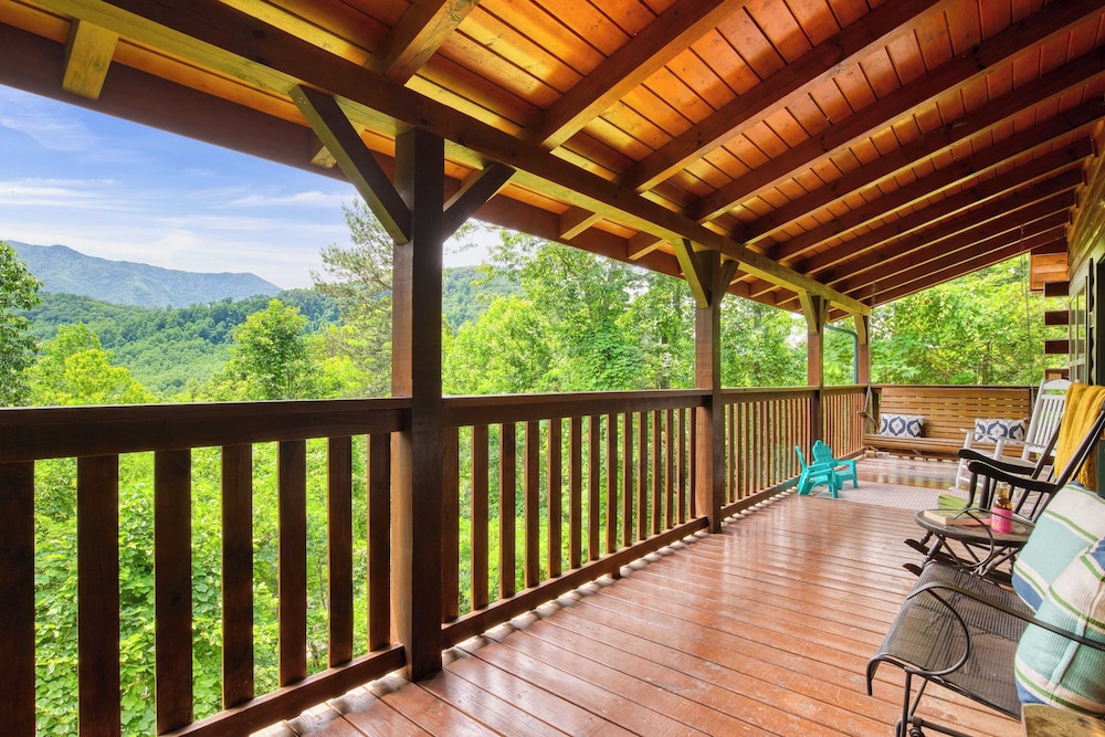 Triple Mountain View by Avantstay: Hot Tub, Game Room & Stunning Smoky Mountain Views