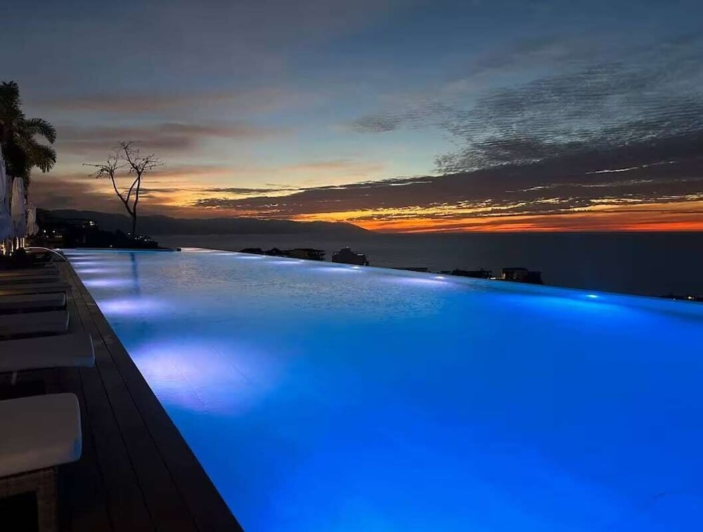 Soho PV Stunning Views Luxury Heated Rooftop Pool